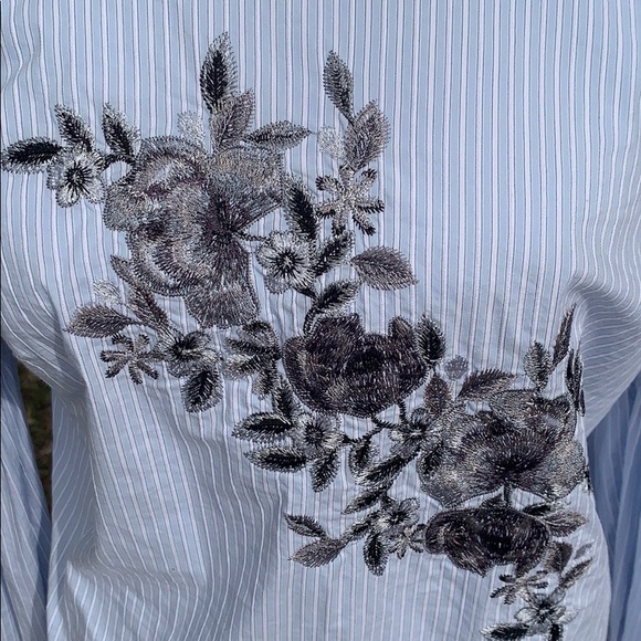 🌸NWOT WHBM Blouse Size 8 Blue with Flowers - Picture 2 of 5